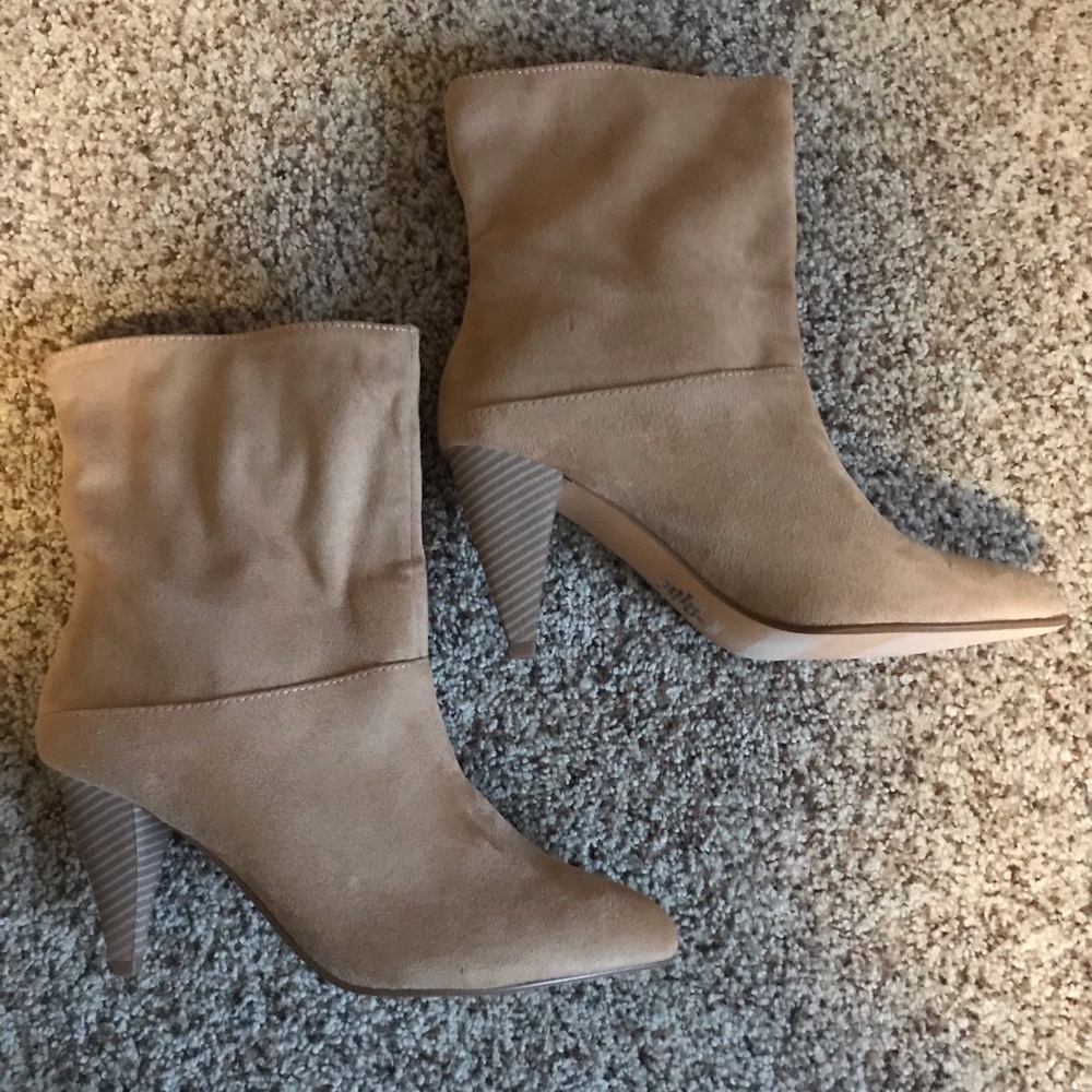 NWOT Tan Express booties, 7.5